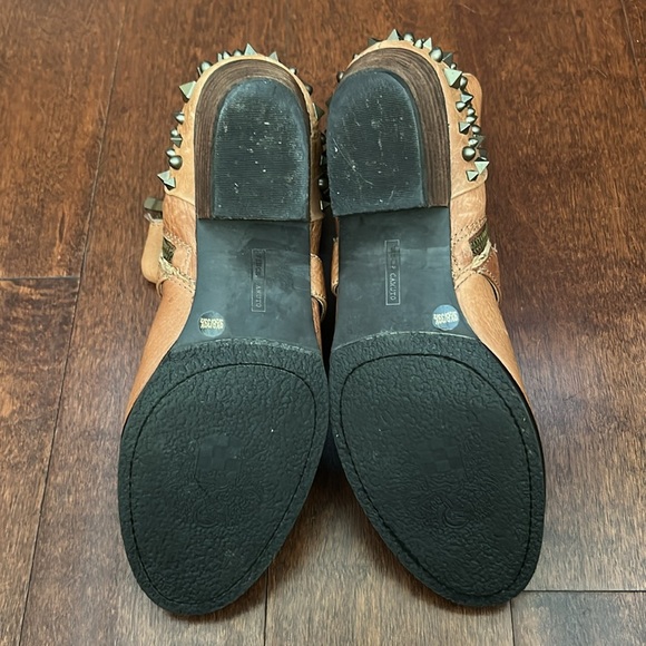 Vince Camuto Marcin Tan Pebbled Distressed Leather Studded Ankle Boots, Size 9.5 - Picture 16 of 16